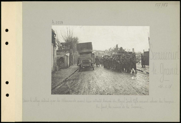Séraucourt-le-Grand. Dans le village détruit par les Allemands avant leur retraite. Arrivée du Royal Irish Rifle venant relever les Français. Au fond, les ruines de la sucrerie