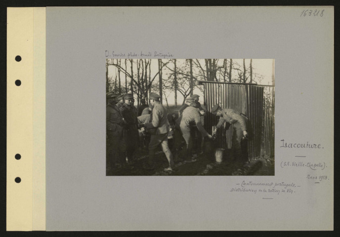Lacouture (sud-est Vieille-Chapelle). Cantonnement portugais. Distribution d'une ration de vin