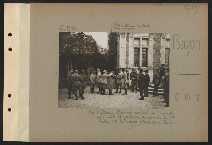 Bayon. Au château. Officiers sortant du banquet qui a suivi la prestation de serment du général Haller commandant les troupes polonaises en France
