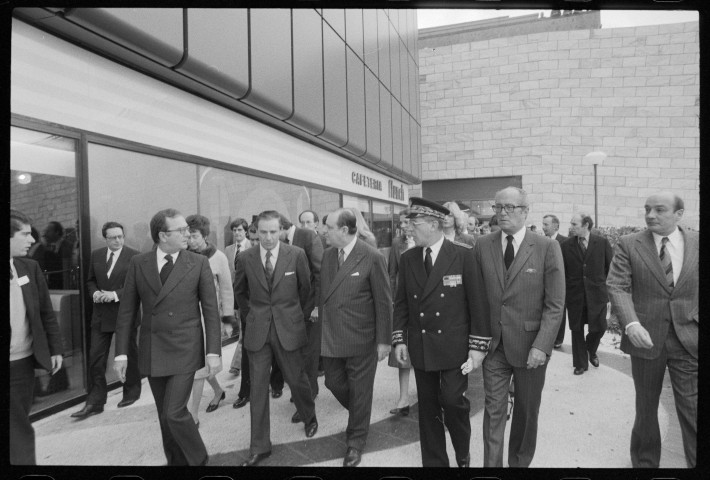 Raymond Barre à La Défense lors de l'inauguration du centre commercial des Quatre-Temps