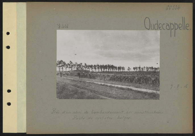 Oudecapelle. Près d'un abri de bombardement en construction. Poste de cyclistes belges