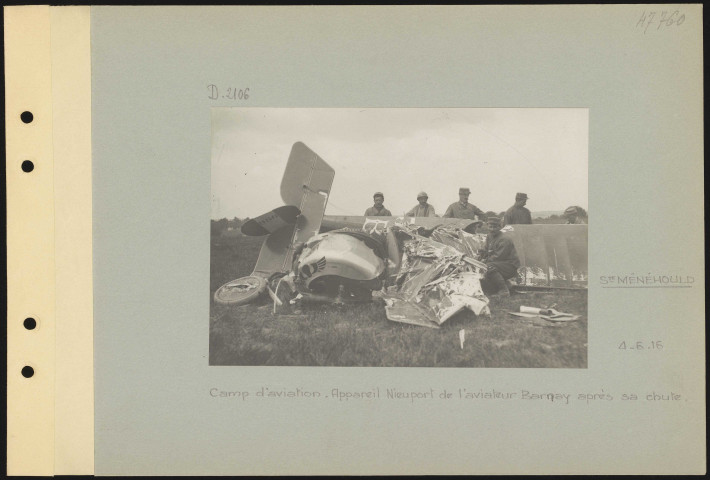 Sainte-Menehould. Camp d'aviation. Appareil Nieuport de l'aviateur Barnay après sa chute