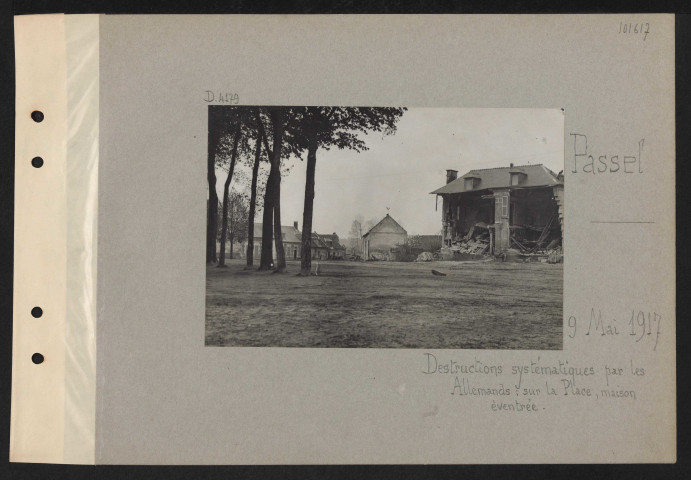 Passel. Destructions systématiques par les Allemands : sur la place, maison éventrée