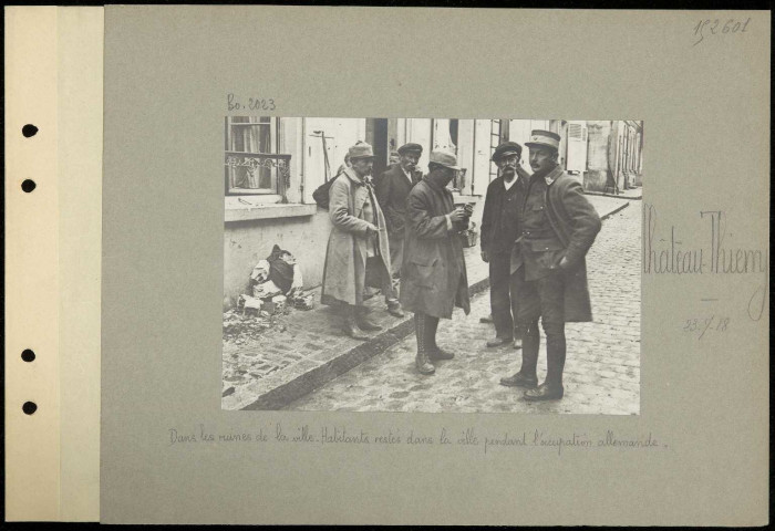 Château-Thierry. Dans les ruines de la ville. Habitants restés dans la ville pendant l'occupation allemande