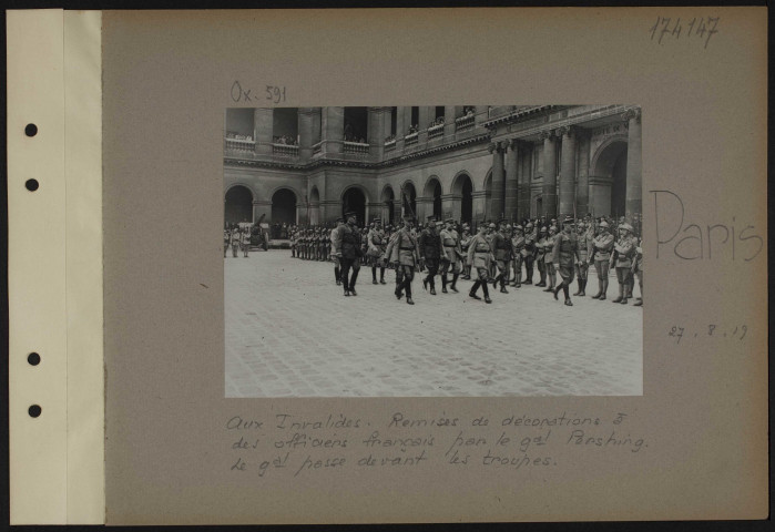 Paris. Aux Invalides. Remises de décorations à des officiers français par le général Pershing. Le général passe devant les troupes