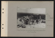 Le Plémont. Rebord nord-ouest : abri de mitrailleuse allemand détruit par notre artillerie au fond, Plessier-de-Roye