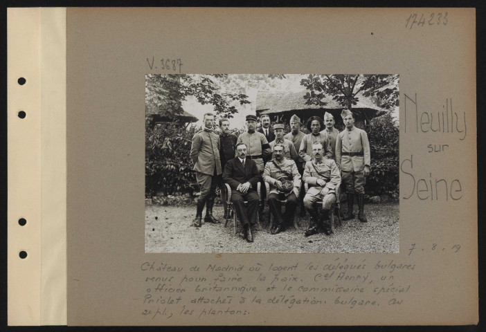 Neuilly-sur-Seine. Château de Madrid où logent les délégués bulgares venus pour faire la paix. Colonel Henry, un officier britannique et le commissaire spécial Priolet, attachés à la délégation bulgare. Au deuxième plan, les plantons