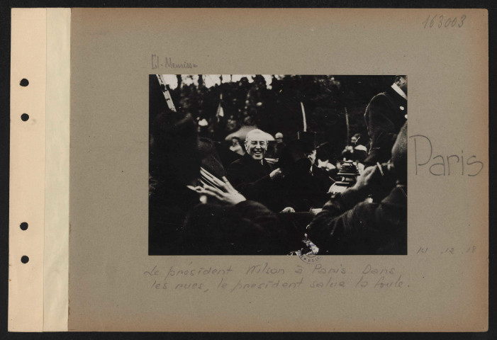 Paris. Le président Wilson à Paris. Dans les rues, le président salue la foule