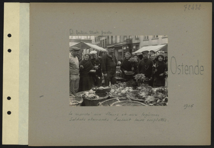 Ostende. Le marché aux fleurs et aux légumes. Soldats allemands faisant leurs emplettes
