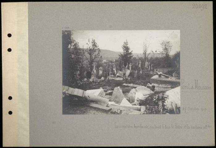 Pont-à-Mousson. Le cimetière bombardé ; au fond, le Bois le Prêtre et les positions allemandes