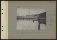 Coxyde-Bains (près). Camp Bador dans les dunes. Soldats lavant leur linge