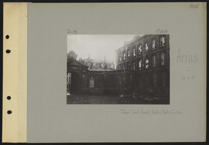 Arras. Palais Saint-Vaast. Évêché. Porte d'entrée