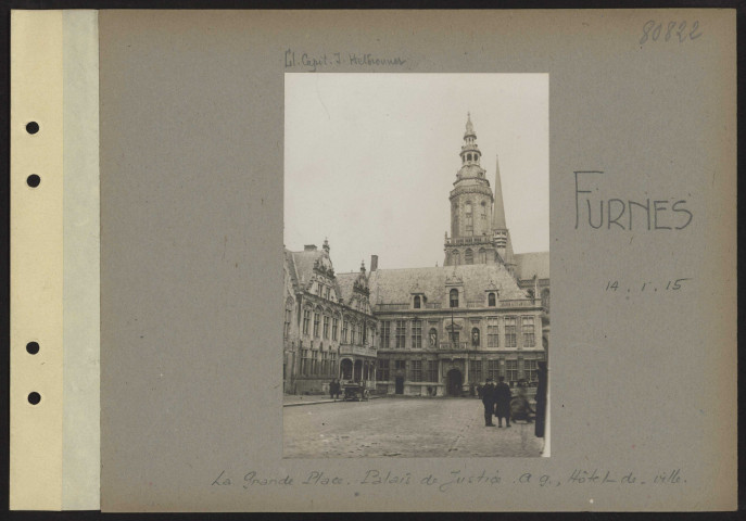 Furnes. La grande place. Palais de justice. À gauche, hôtel de ville
