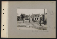 Tracy-le-Mont. La place et la fontaine