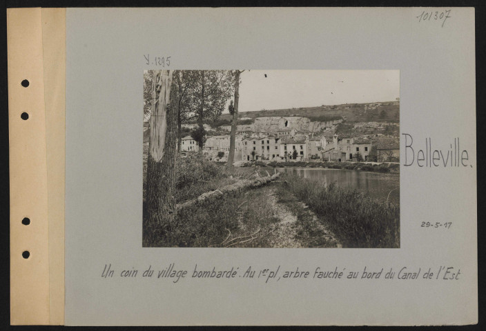 Belleville. Un coin du village bombardé. Au premier plan, arbre fauché au bord du canal de l'Est