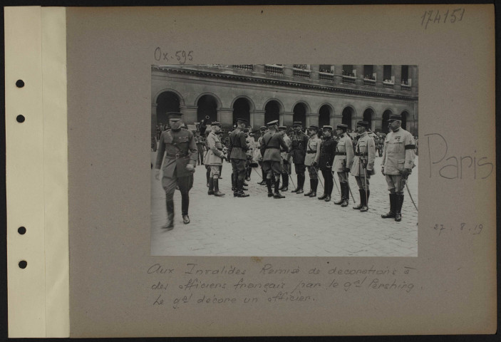 Paris. Aux Invalides. Remise de décorations à des officiers français par le général Pershing. Le général décore un officier