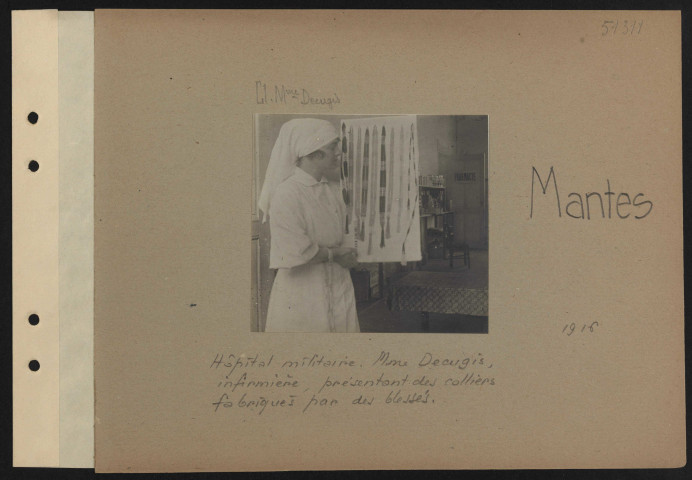 Mantes. Hôpital militaire. Mme Decugis, infirmière, présentant des colliers fabriqués par des blessés