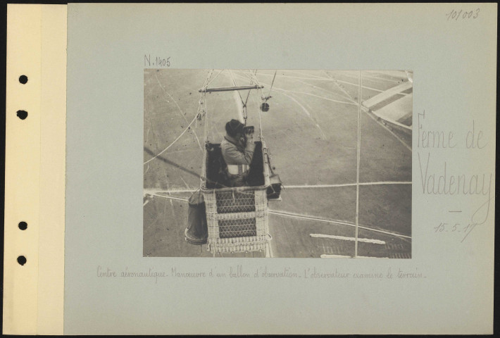 Ferme de Vadenay. Centre aéronautique. Manœuvre d'un ballon d'observation. L'observateur examine le terrain