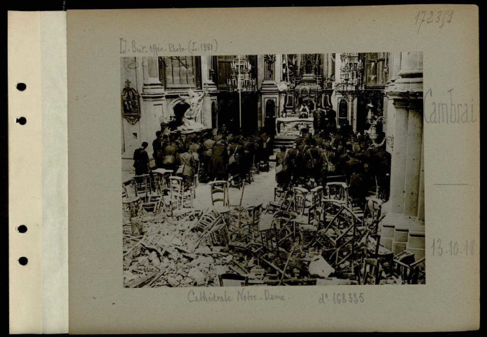 Cambrai. Cathédrale Notre-Dame bombardée. Première messe célébrée, après la délivrance de la ville, par des prêtres français et anglais officiant ensemble