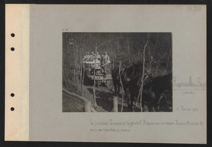Regnéville-en-Haye (près de). Le président Poincaré et le général Roques sur un wagon Decauville après la visite des tranchées du secteur