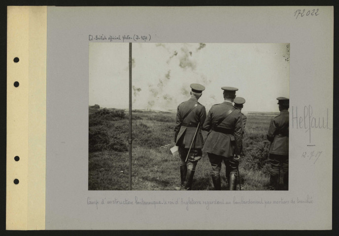 Helfaut. Camp d'instruction britannique. Le roi d'Angleterre regardant un bombardement par mortiers de tranchée