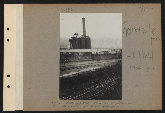 Gourainville, près Longwy. Usine métallurgique dévastée et pillée par les Allemands. Un haut-fourneau