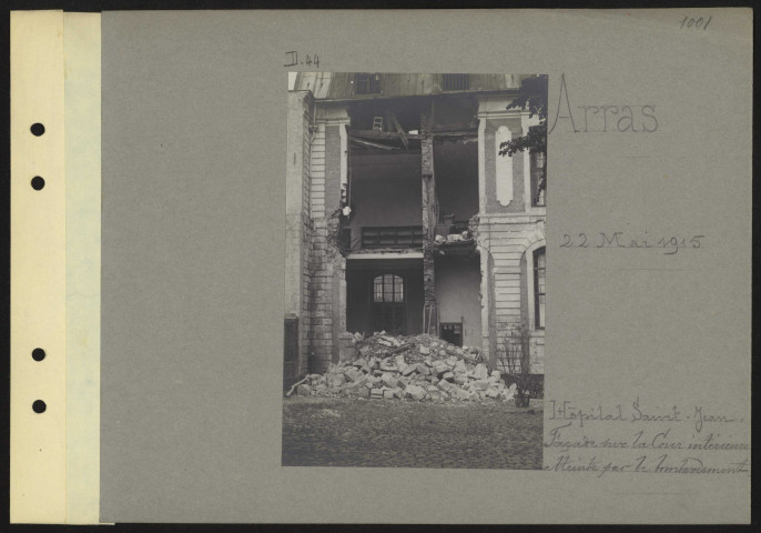 Arras. Hôpital Saint-Jean. Façade dur la cour intérieure atteinte par le bombardement