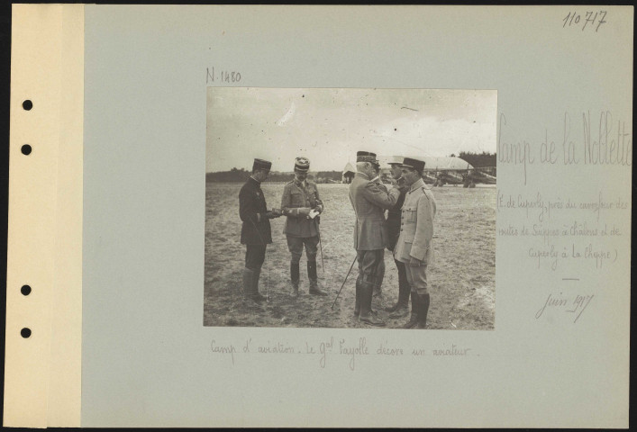Camp de la Noblette (est de Cuperly, près du carrefour des routes de Suippes à Châlons et de Cuperly à La Cheppe). Camp d'aviation. Le général Fayolle décore un aviateur