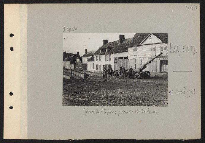 Esquennoy. Place de l'église ; pièce de 155 Filloux