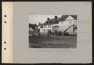 Esquennoy. Place de l'église ; pièce de 155 Filloux