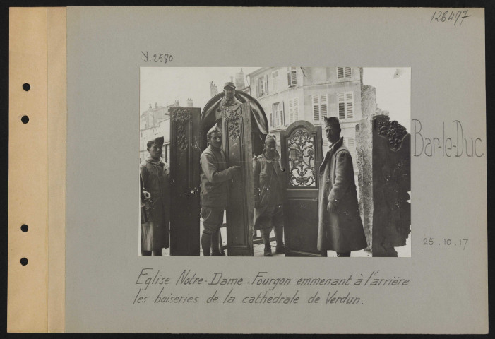 Bar-le-Duc. Église Notre-Dame. Fourgon emmenant à l'arrière les boiseries de la cathédrale de Verdun
