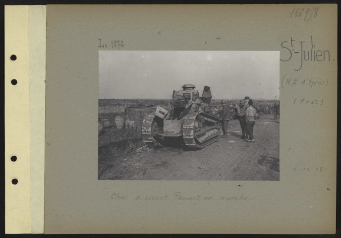 Saint-Julien (nord-est d'Ypres) (près). Chars d'assaut Renault en marche