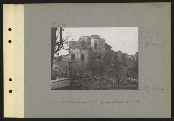 Mailly-Raineval. Le château ; au premier plan avion allemand abattu