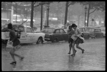 Photo de femmes qui courent sous la pluie à Paris