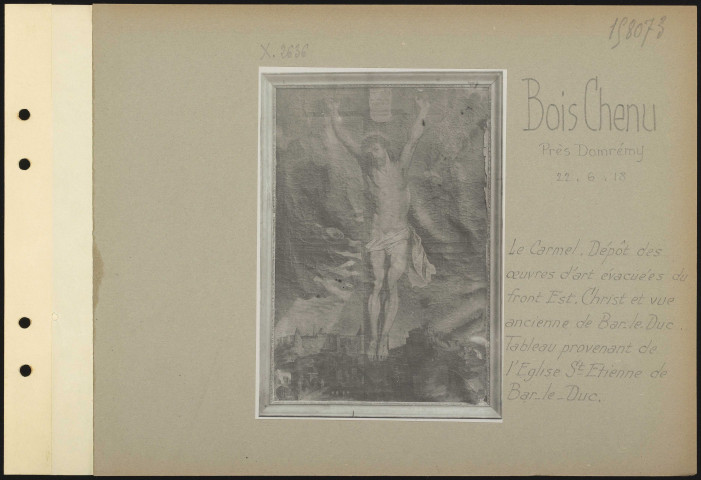 Bois Chenu (près Domrémy). Le Carmel. Dépôt des œuvres d'art évacuées du front Est. Christ et vue ancienne de Bar-le-Duc. Tableau provenant de l'église Saint-Étienne de Bar-le-Duc