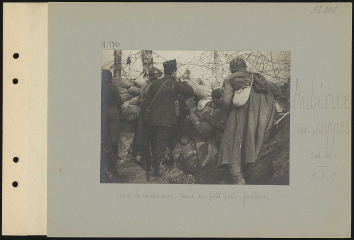 Aubérive-sur-Suippes (sud de). Dans le secteur russe. Dans un petit poste : guetteurs