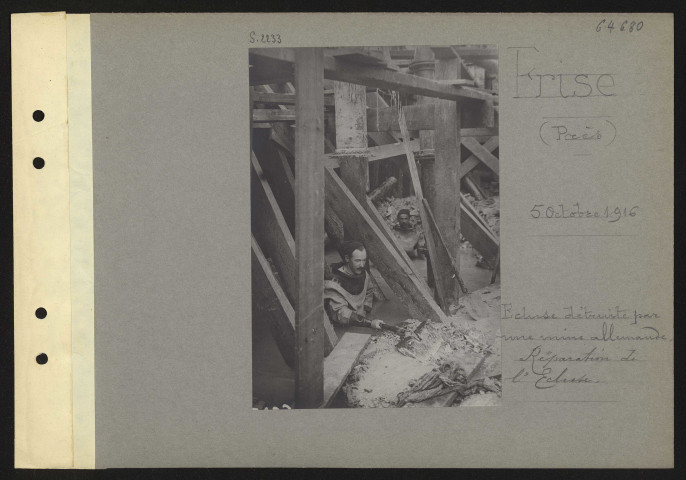 Frise (près). Ecluse détruite par une mine allemande. Réparation de l'écluse