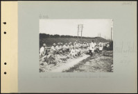 Breuil-sur-Vesle. La gare. Corvée de tirailleurs annamites faisant la pause