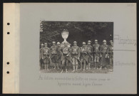 Ricquebourg. Au château : représentation du théâtre aux armées : groupe de légionnaires assurant la garde d'honneur