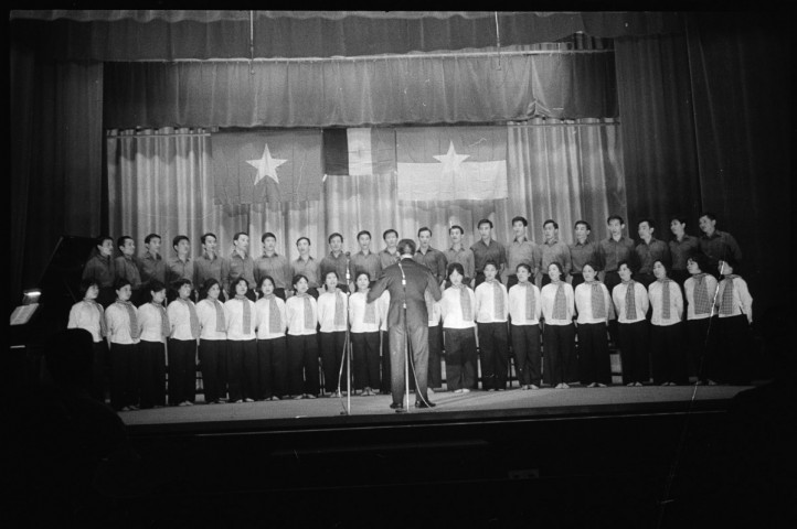 Chorale vietnamienne. Claude Nougaro en concert. Terrasse du café de Flore