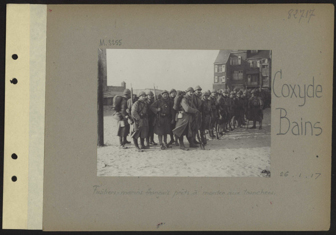 Coxyde-Bains. Fusiliers-marins français prêts à monter aux tranchées