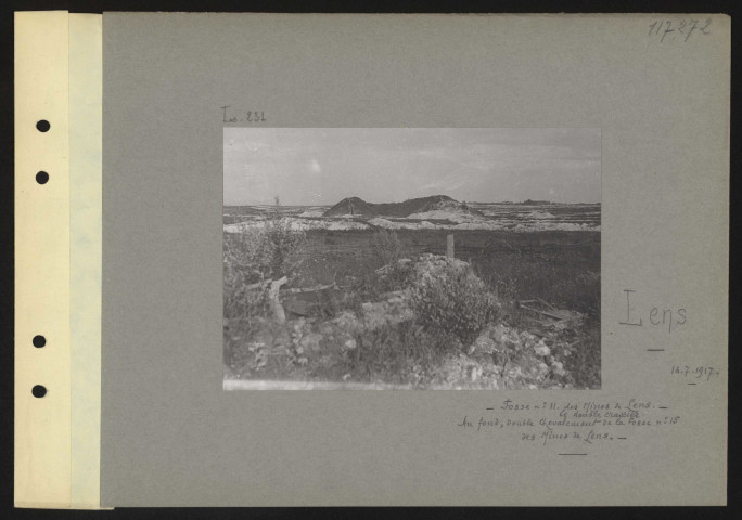 Lens. Fosse n° 11 des mines de Lens. Le double crassier. Au fond, double chevalement de la fosse n° 15 des mines de Lens