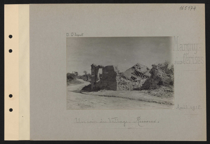 Margny-aux-Cerises. Un coin du village : ruines