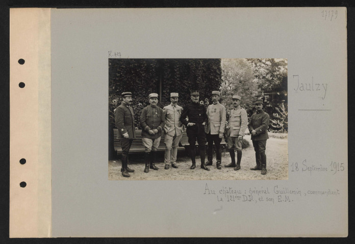 Jaulzy. Au château : général Guillemin, commandant la 121e DI, et son EM