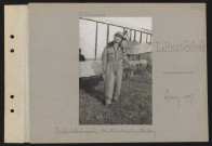 Le Plessis-Belleville. École d'entraînement. Aviateur devant un Caudron