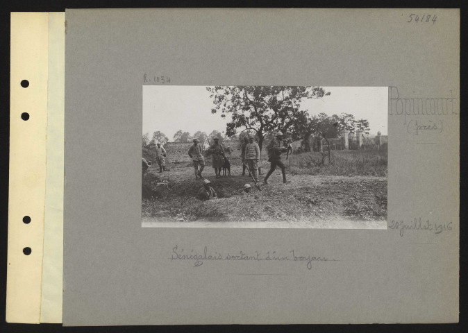 Popincourt (près). Sénégalais sortant d'un boyau