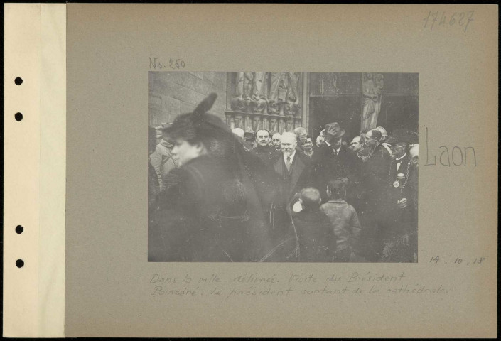 Laon. Dans la ville délivrée. Visite du président Poincaré. Le président sortant de la cathédrale