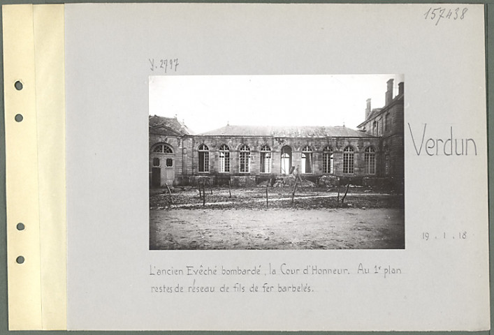 Verdun. L'ancien évêché bombardé. La cour d'Honneur. Au premier plan restes de réseau de fils de fer barbelés
