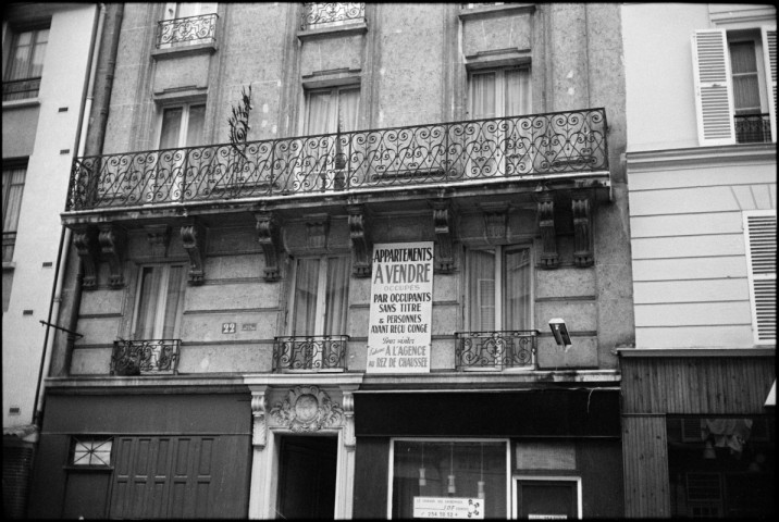 Rénovation, Paris 15e : affiche « appartements à vendre » (A)