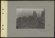 Arras. Ruines aux abords de l'hôtel de ville. Au fond, hôtel de ville